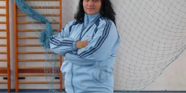 Carmen Sima ţine cursuri de înot la şcoala nr.8 din Giurgiu