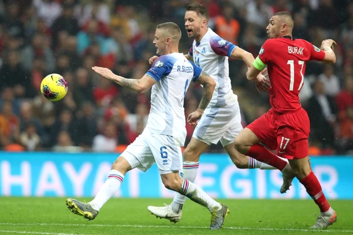 Islandezii Kari Amason și Ragnar Sigurdsson sunt primii la mingeFoto: EPA-EFE