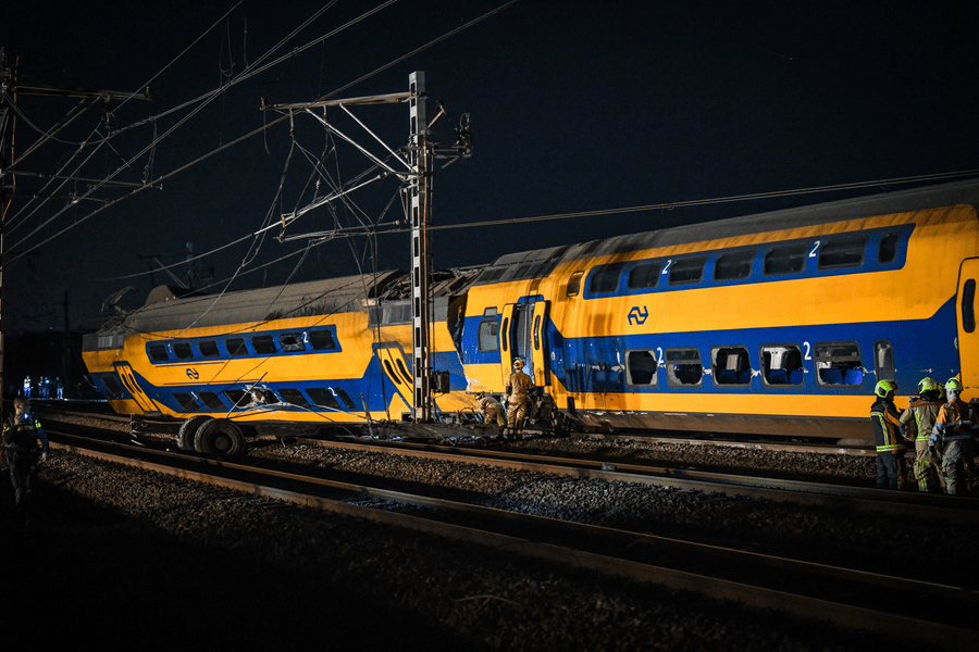 Accident feroviar în Olanda. Aproximativ 30 de persoane rănite după ce un tren a deraiat VIDEO