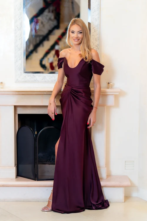 Și la 44 de ani, Valentina poartă cu succes piese din colecții de podium, ca această rochie Ana Radu