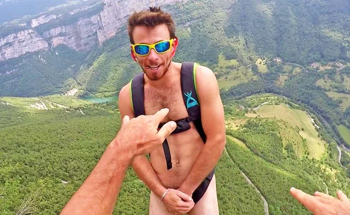 
    Şi-a serbat ziua  zburând de la  1.000 de metri  înălţimeFoto: Photoland/Caters  