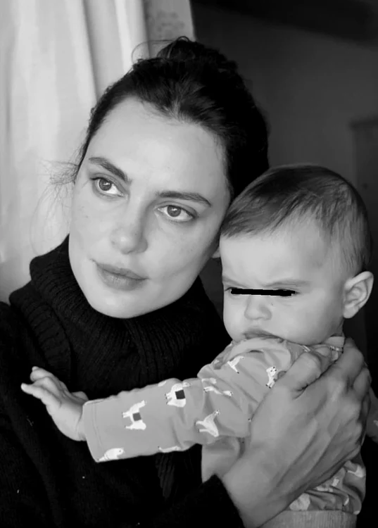 Catrinel Menghia, când era mică, alături de mama saFoto: Instagram