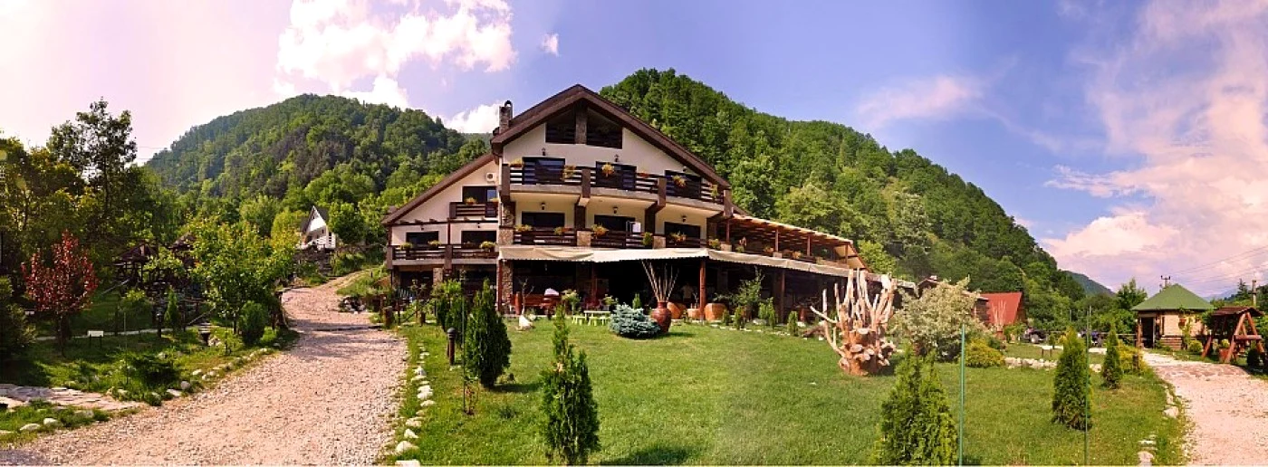 Pensiunea Valahia din Păscoaia - Brezoi, judeţul Vâlcea, închisă temporar de comisarii ANPC Foto Complex Valahia