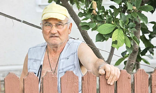 ”Ori el a găsit alte femei, ori ea alţi bărbaţi  Ceva a fost, că prea s au despărţit repede  La Bucureşti sunt tot felul de tentaţii ”   Ion Turcu jpeg