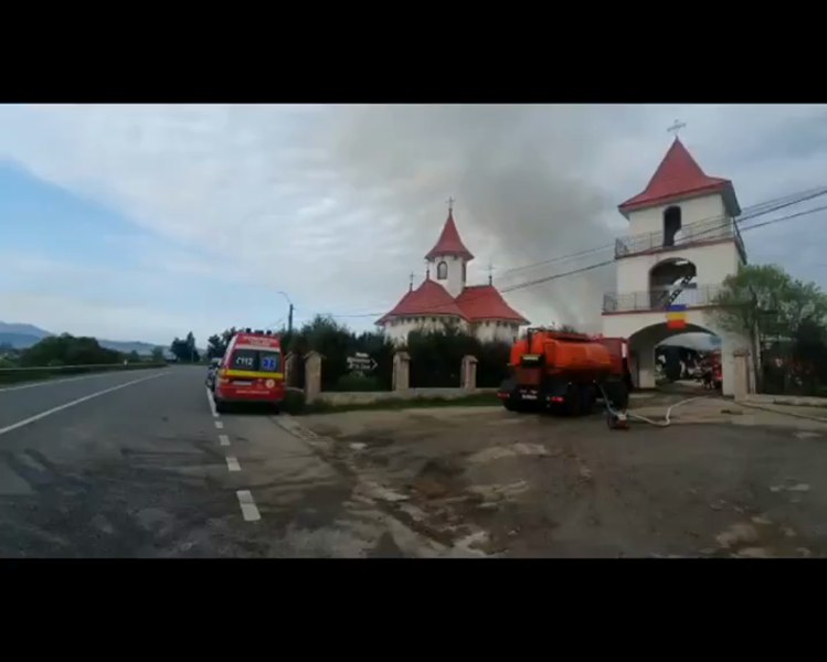 Incendiu devastator la mănăstirea din Podu Coșnei, au luat foc biserica veche și chiliile VIDEO 
