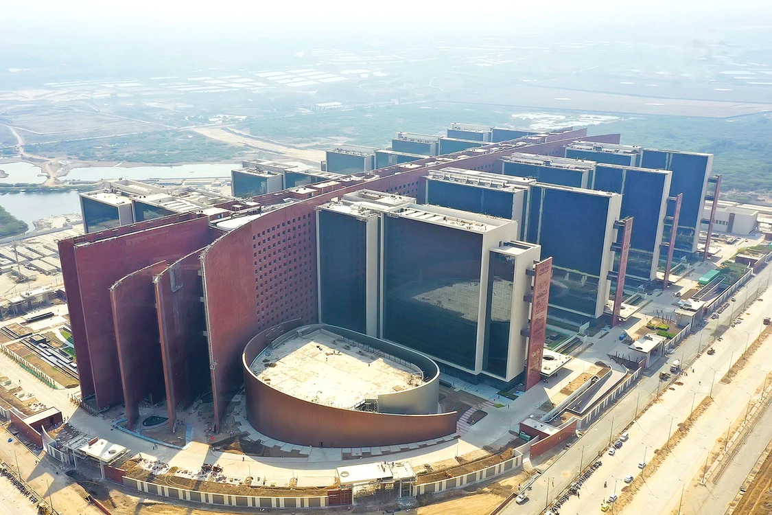 Clădirea Surat  Diamond Bourse  va fi inaugurată  în noiembrie