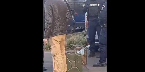 cu canistre la protest foto Captura Video TikTok jpg