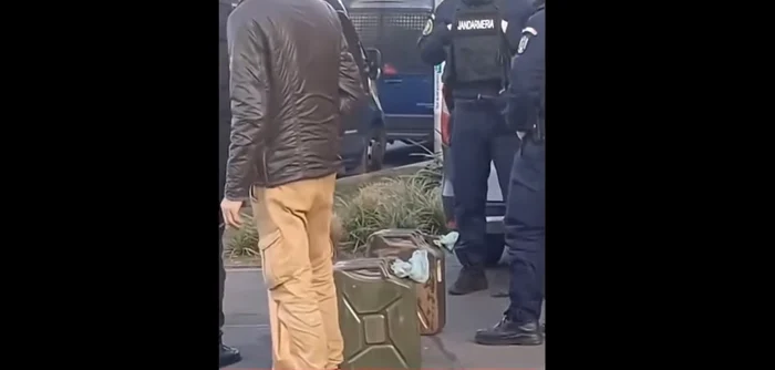 «Polițiști sub acoperire» cu canistre de benzină la protest Foto: Captură video TikTok