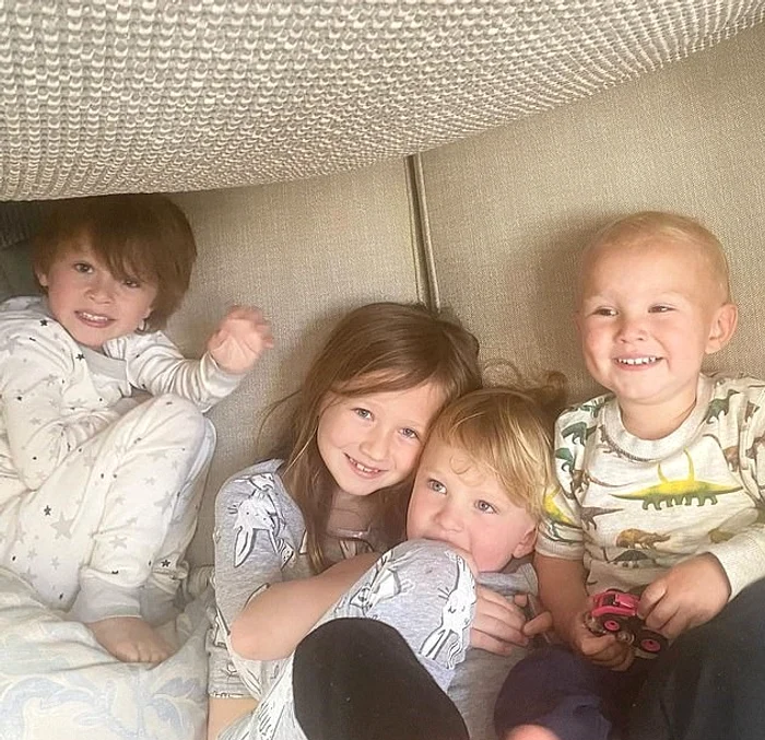 Na, de te culcă acum! Rafael, 4 ani, Carmen, 6 ani, Leonardo, 3 ani și Romeo aproape 2 ani și-au făcut cort în patul matrimonial