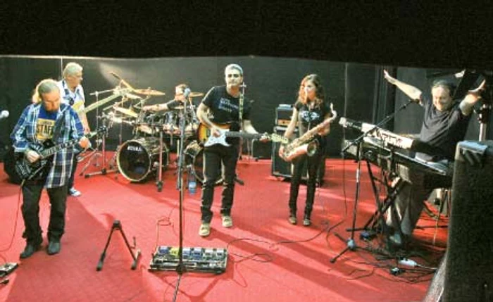 George Vila (chitară), Radu Cartianu (chitară-bas), Ovidiu Vanghele (tobe), Robert Turcescu (chitară-voce), Alina Crişan (saxofon) şi Gabi Basarabescu (clape-voce) Foto: petrică tănase