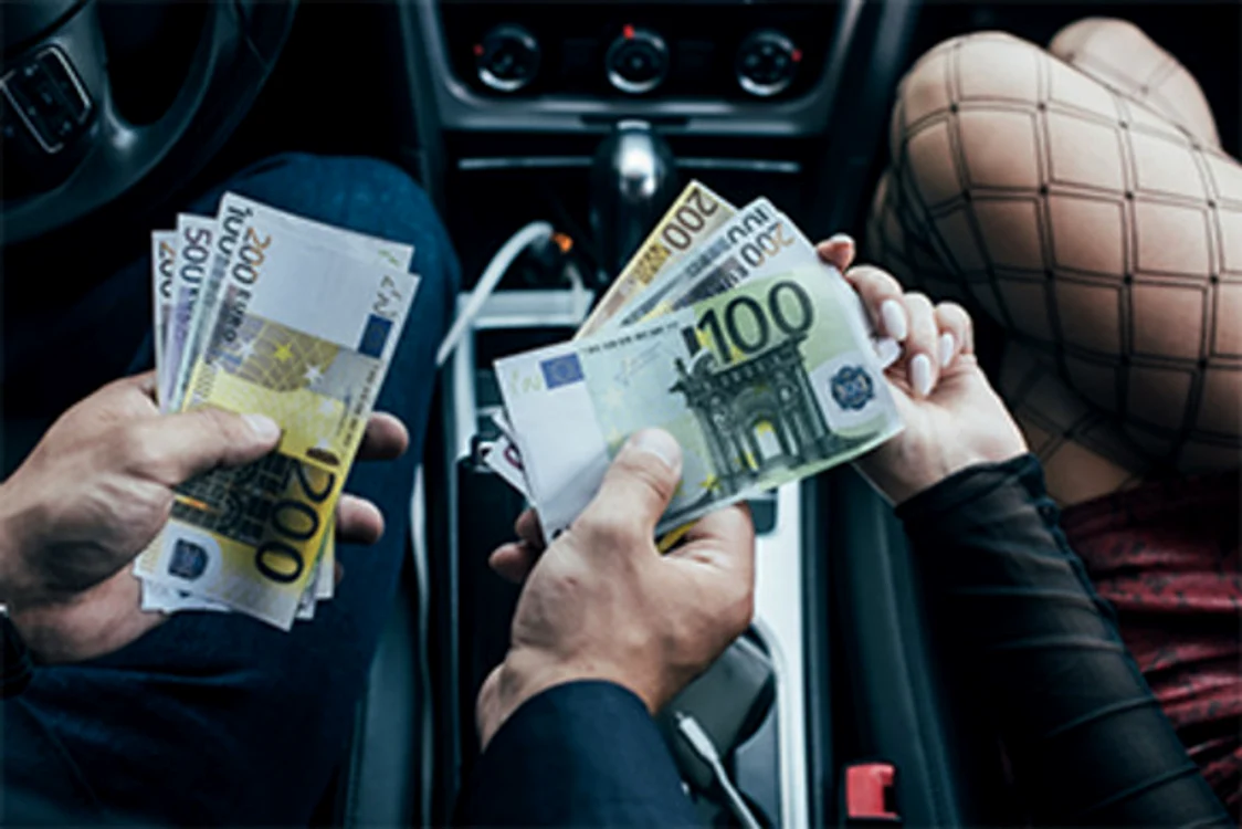 
    Românca este escortă de lux  