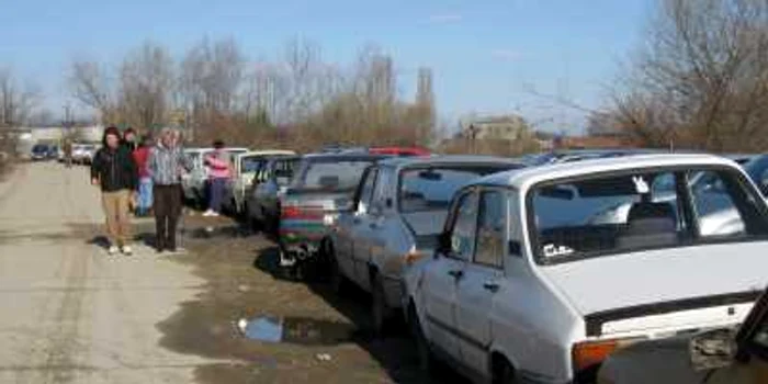 Cozi interminabile în faţa REMAT-ului