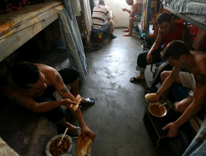 
    Opt pușcăriași coordonau activitatea infracțională din penitenciar  