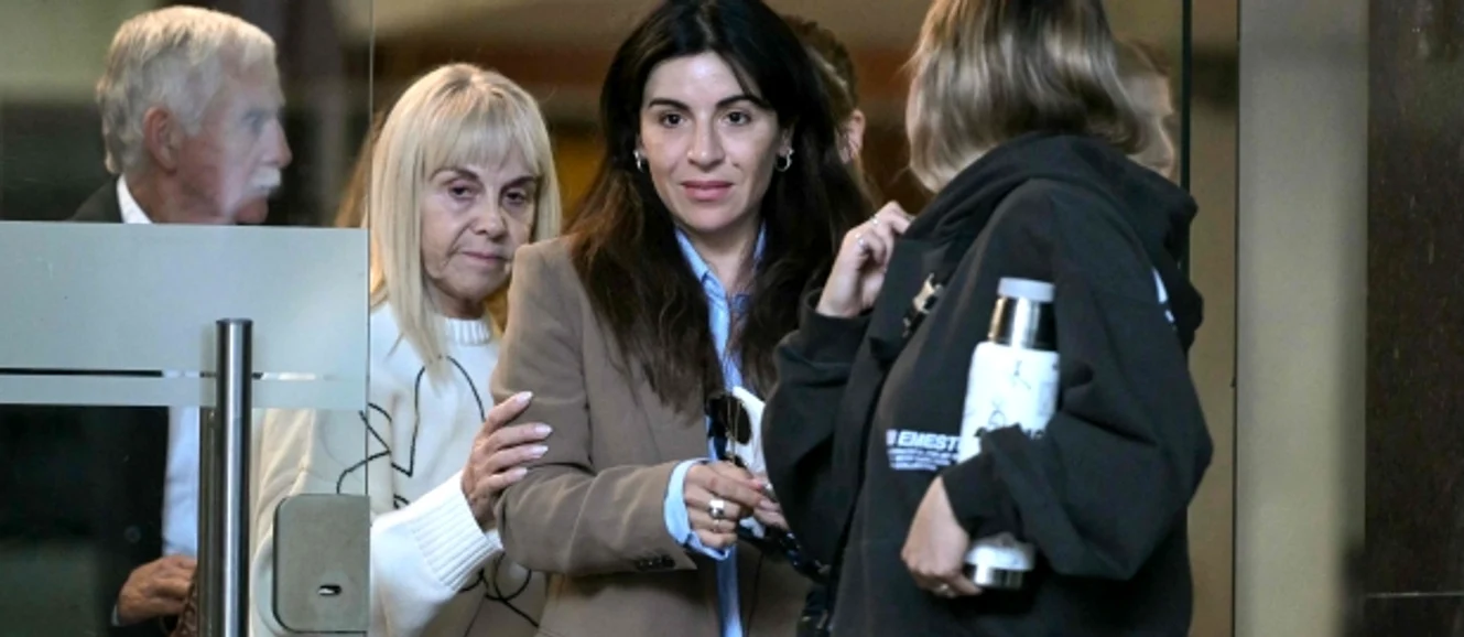 Gianinna Maradona și mama ei, Claudia Villafane, părăsesc sala de judecată  FOTO AFP