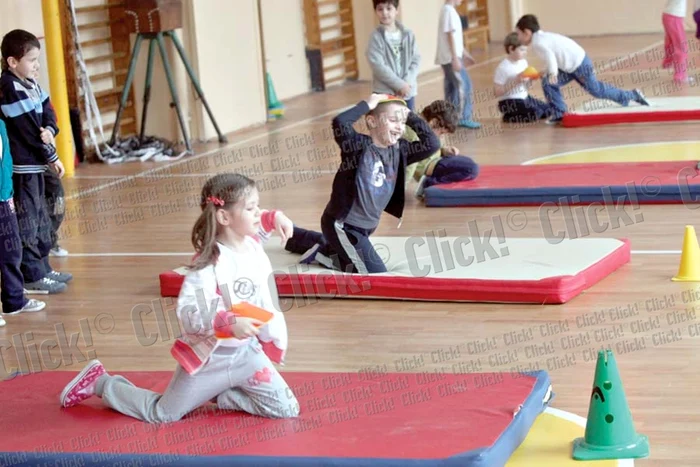 Învaţă literele: Maria este foarte încântată că a învăţat să scrie câteva vocale( Fotografii: Sever Gheorghe)