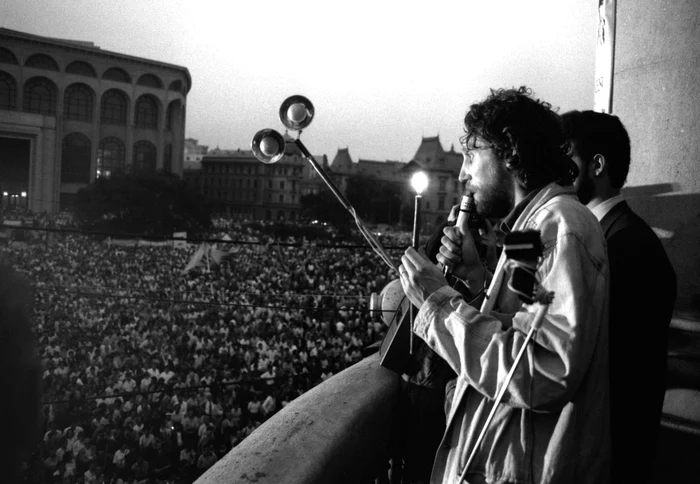 Marian Munteanu, vorbind din balconul
Universităţii. Foto: Mediafax