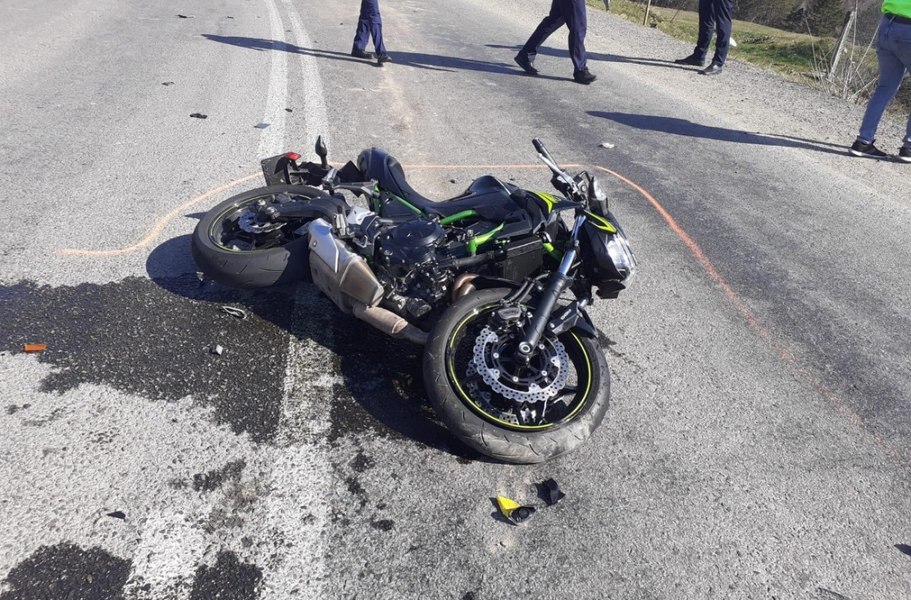 Motociclist rănit grav într-o groapă din asfalt. Ce daune morale și materiale a primit