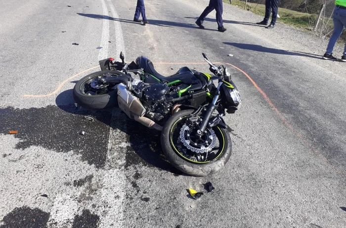 Motociclistul a intrat într-o groapă din asfalt nesemnalizată FOTO Adevărul
