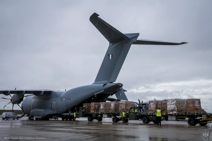 Avion militar francez cu ajutoare umanitare. FOTO: état-major des armées / X