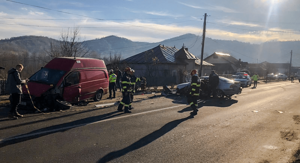 Accident cu 7 răniți, în Pucioasa. Două mașini s-au ciocnit frontal, iar una a ajuns în șanț