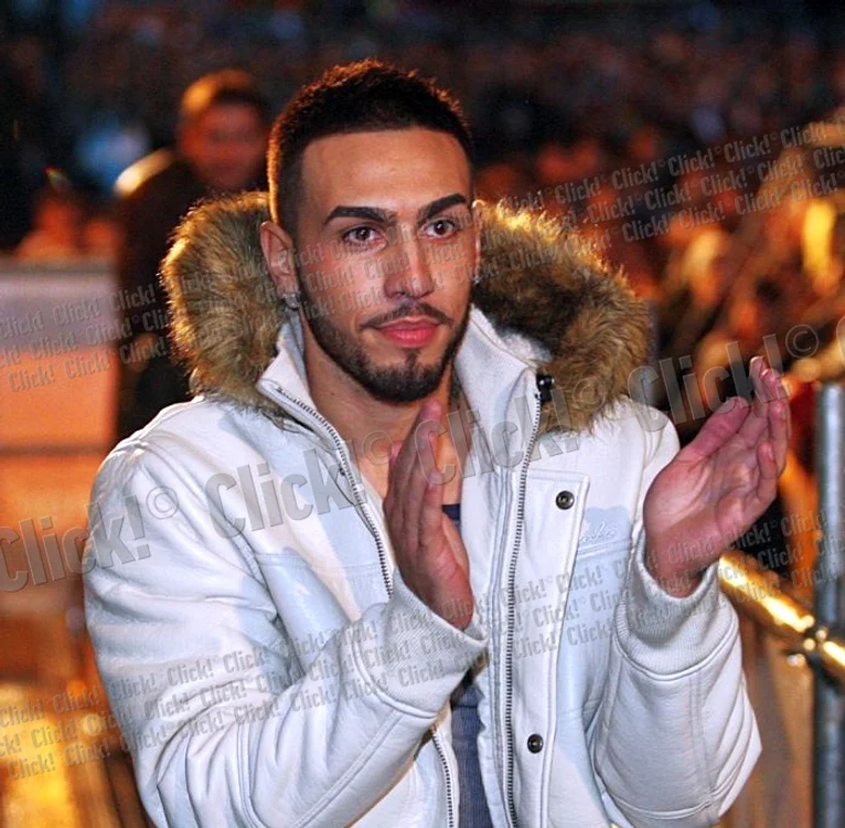 
    Alex Velea are o viaţă de familie impecabilă, fără scandaluri în presa mondenă.  