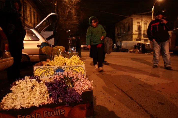 Florarii de la Piaţa Coşbuc, controlaţi de poliţişti, cu o zi înainte de 1 martie. FOTO Adevărul