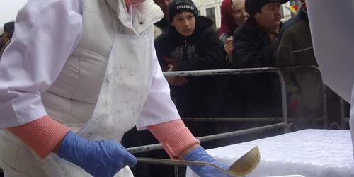 Trei bucătărese au pregătit peste o mie de porţii de fasole cu cârnaţi