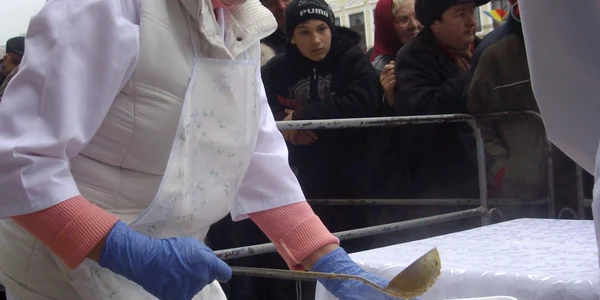 Trei bucătărese au pregătit peste o mie de porţii de fasole cu cârnaţi