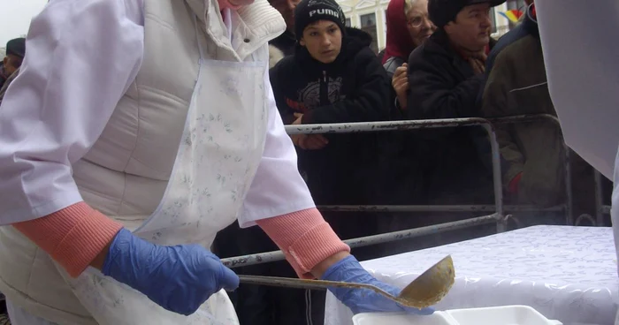 Trei bucătărese au pregătit peste o mie de porţii de fasole cu cârnaţi