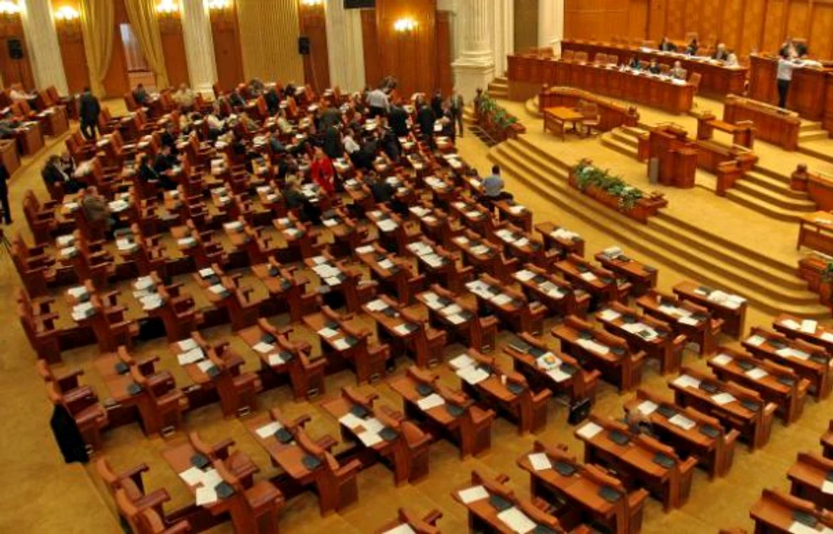 
    Parlamentarii au acceptat ca salariaţii de la stat să cumuleze salariul cu pensia  