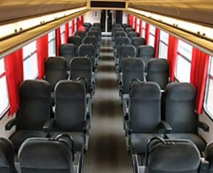 Automotoare electrice recondiționate pe peron, pregătite pentru lansarea trenului privat București Suceava cu orar tren privat rapid și modern. | sursa foto: Click