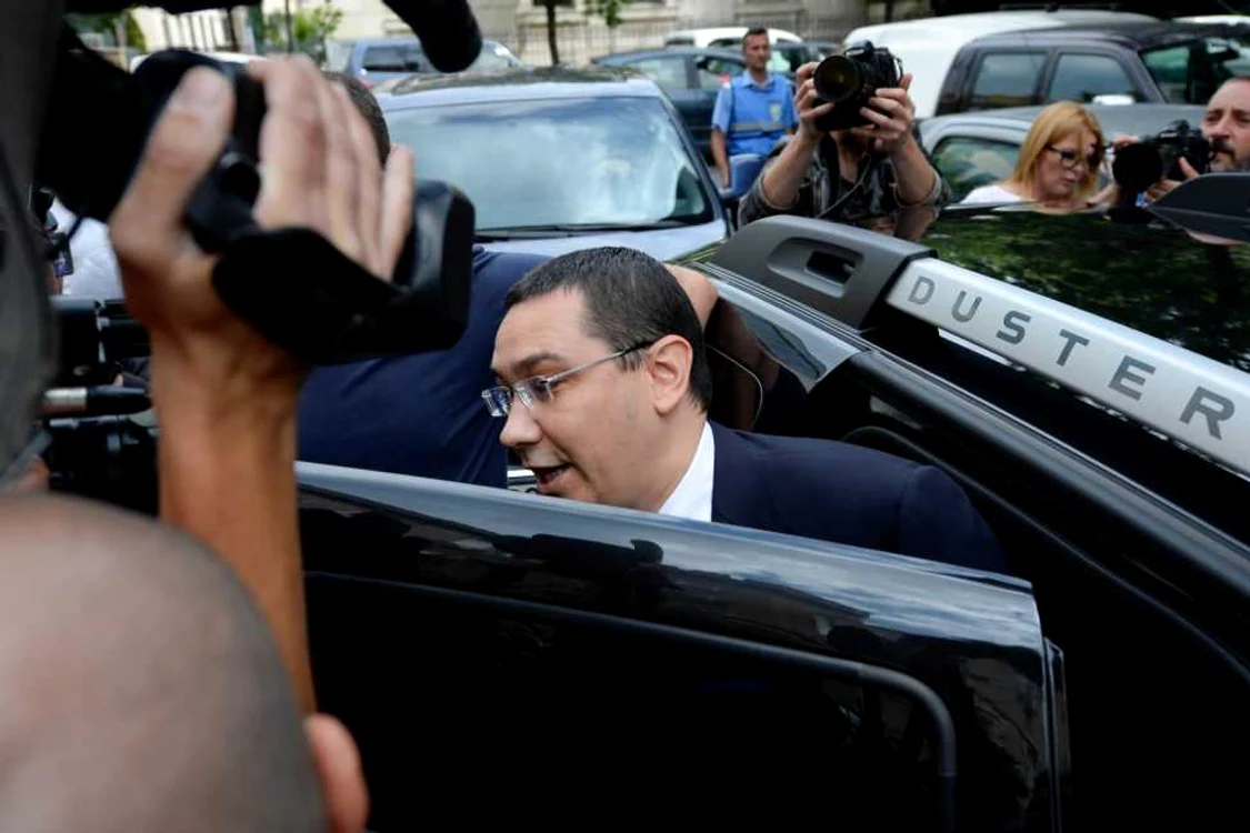 Victor Ponta coboară din maşină pentru a merge la DNA FOTO Mediafax