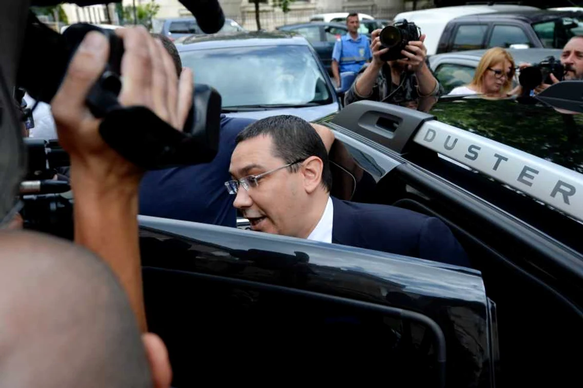 Victor Ponta coboara din masina si merge la DNA FOTO MEDIAFAX