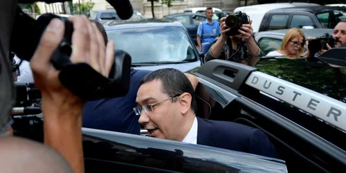 Victor Ponta coboara din masina si merge la DNA FOTO MEDIAFAX