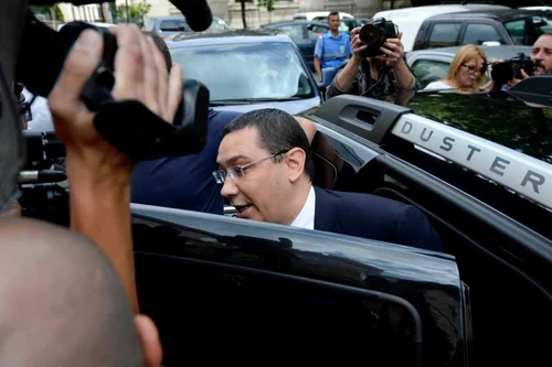 Victor Ponta coboara din masina si merge la DNA FOTO MEDIAFAX