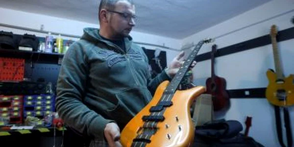 Richard Pulpă cu instrumentul care a aparţinut basistului de la Helloween