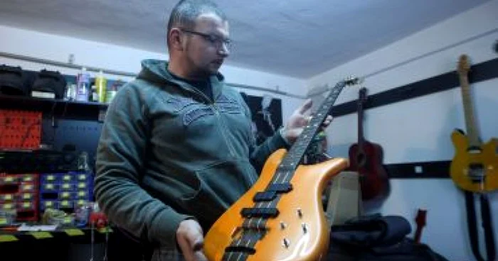 Richard Pulpă cu instrumentul care a aparţinut basistului de la Helloween