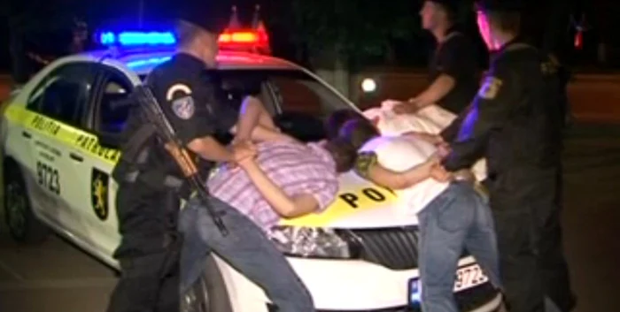 Tinerii au fost reţinuţi de poliţişti la circa 10 minute după ce-a avut loc incidentul Sursa: Publika.md