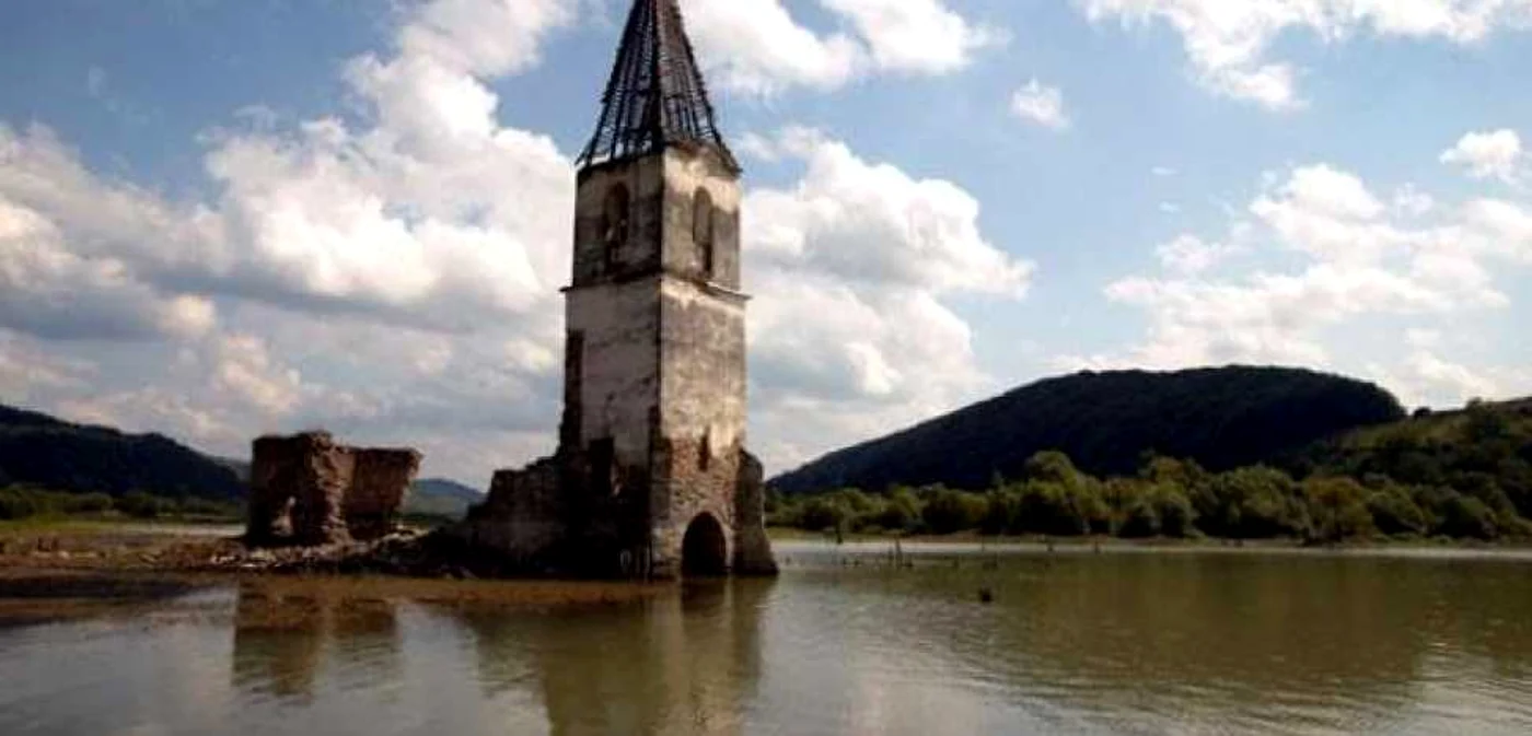 Lacul Bezid care a înghiţit un sat cu 180 de case