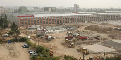 Lucrările la mallul Electroputere sunt în toi. Foto: Victor C. Boldîr