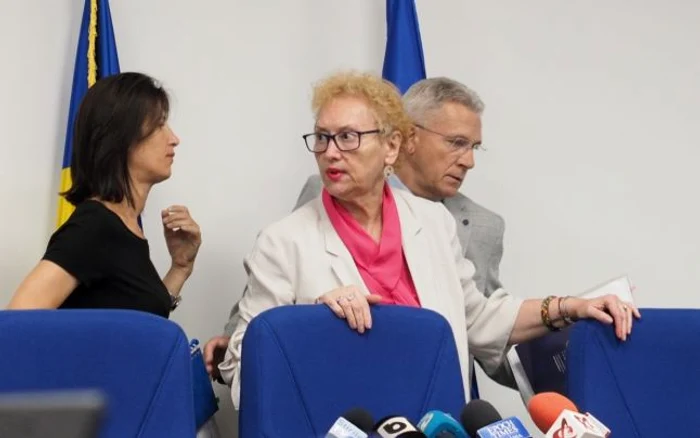 Renate Weber (centru) a prezentat bilanţul AVP după primele 7 luni de pandemie. Imagine: Adevărul / Ionuţ Mureşan
