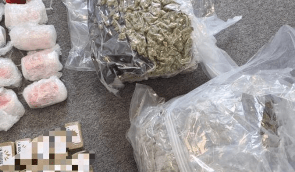 Două persoane au fost reţinute pentru introducerea în ţară a 25  de kilograme de droguri din Spania