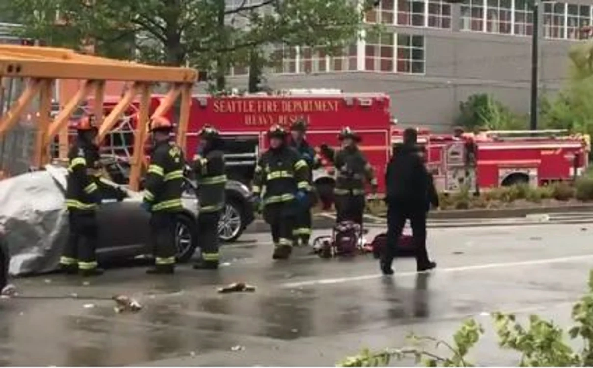 
    O macara s-a prăbușit în Seattle peste șosea Foto: Captură Twitter  