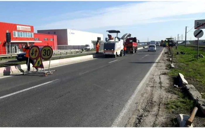 Gropile vor fi plombate cu mixtură caldă. FOTObzb.ro