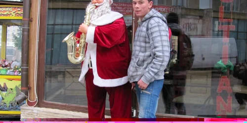 Moş Crăciun cântă colinde dar şi melodii ale lui Bryan Adams