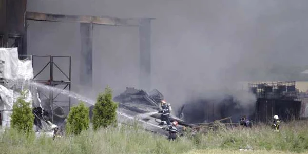 Incendiu fabrica Jilava foto Inquam Photos / Octav Ganea 