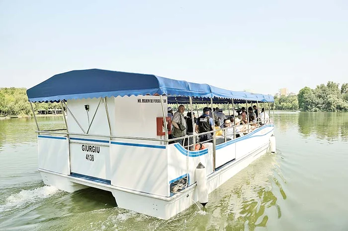 
    Nava face curse de 40 de minute pe  cel mai mare lac din sectorul 3Foto: Mediafax  