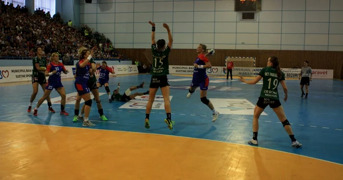 Peste 2.000 de oameni la partida HCM Baia Mare şi Viborg Danemarca din Liga Campionilor la handbal feminin FOTO: Cosmin Carp
