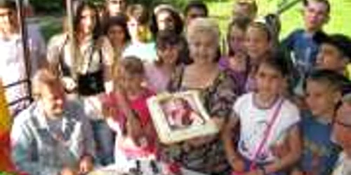 Copiii de la "Rodica Bujor" i-au făcut cadou un tort
