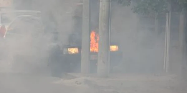 Craiova: EXCLUSIV / Autoturism în flăcări în plin centrul oraşului